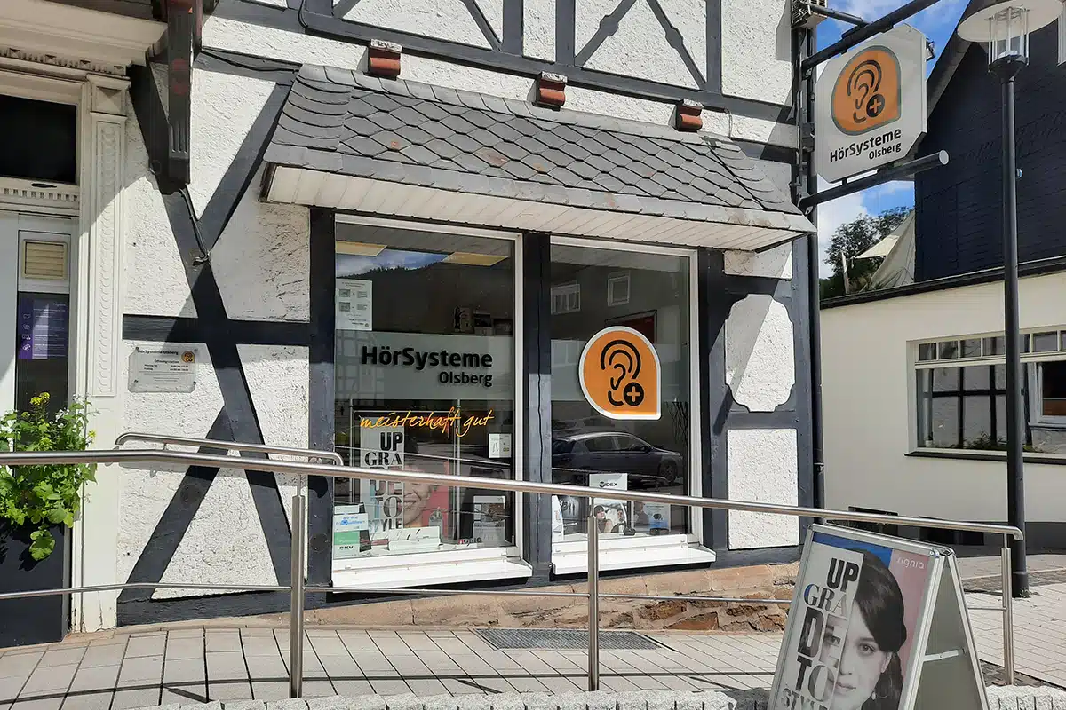Aussenansicht Frau mit Händen die ein Herz vor dem Bauch formen